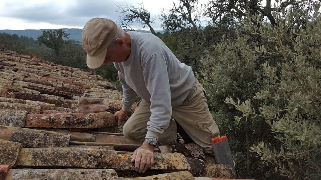 Restauration du toit de la Porquetière, le plus ancien bâtiment du Domaine.