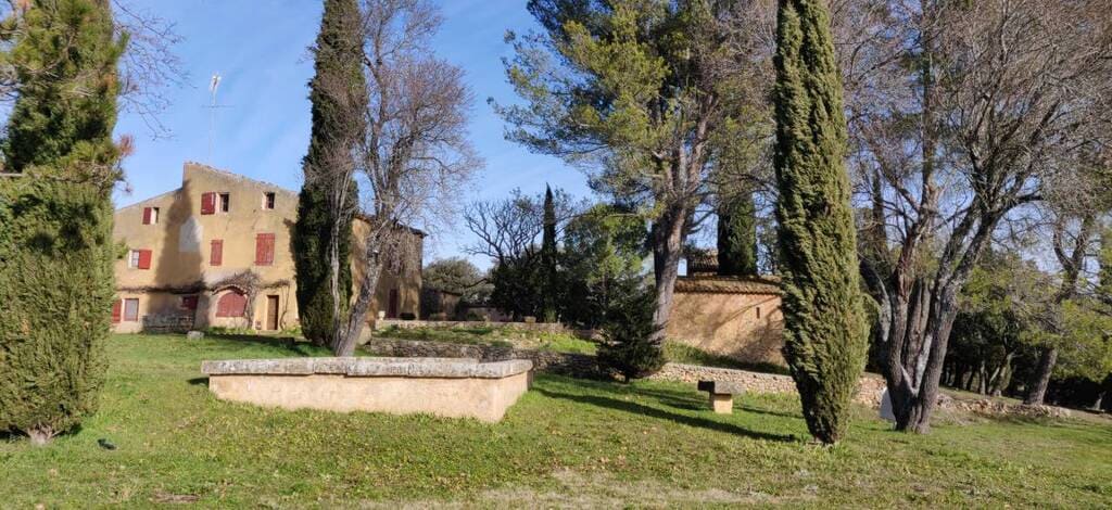 Vue du Domaine Saint-Antonin depuis l’aire sud : la bastide, le bassin, la chapelle et le pigeonnier, à l’arrière-plan
